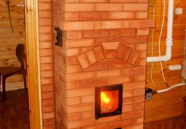 Печь из красного кирпича