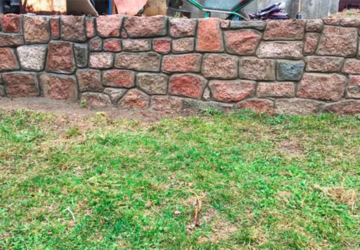 Кладка фундамента из природного камня